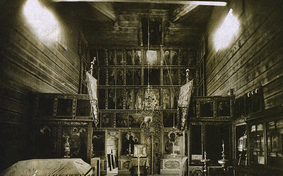 Иконостас Крестовоздвиженской церкви в Ухтоме. Фотография И.И. Тыкина. 1915 год.