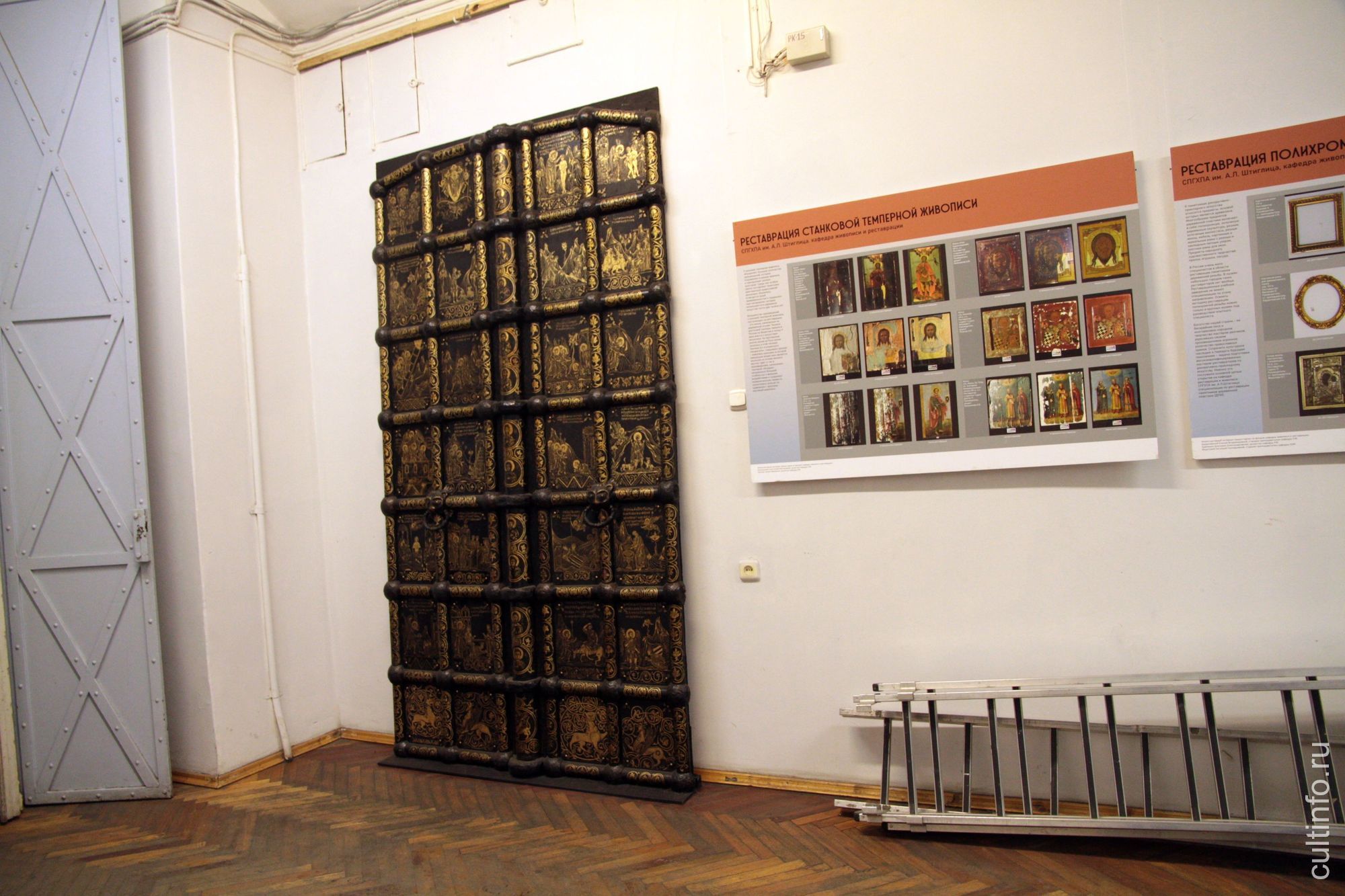 Копия царских врат из суздальской церкви, выполненная студентами из подручных материалов в натуральную величину. 