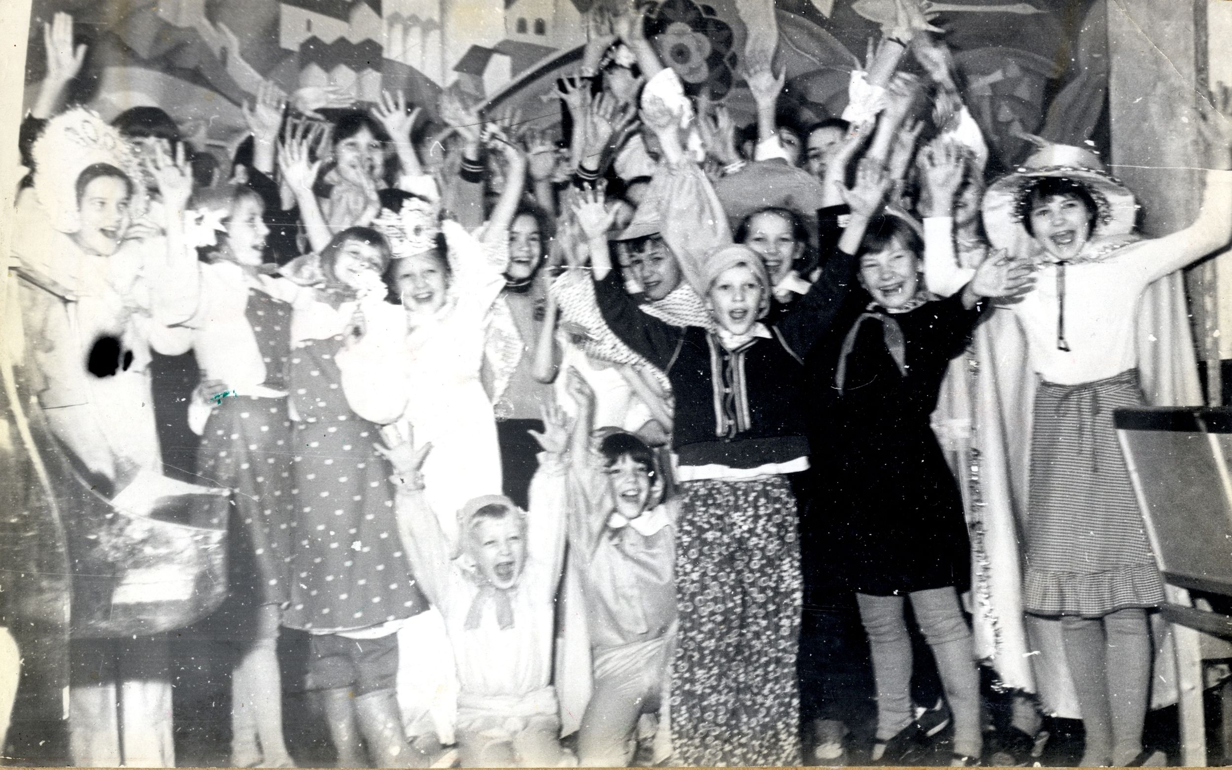 Областной архив новейшей политической истории представляет снимки юных артистов театра «Чебурашка»