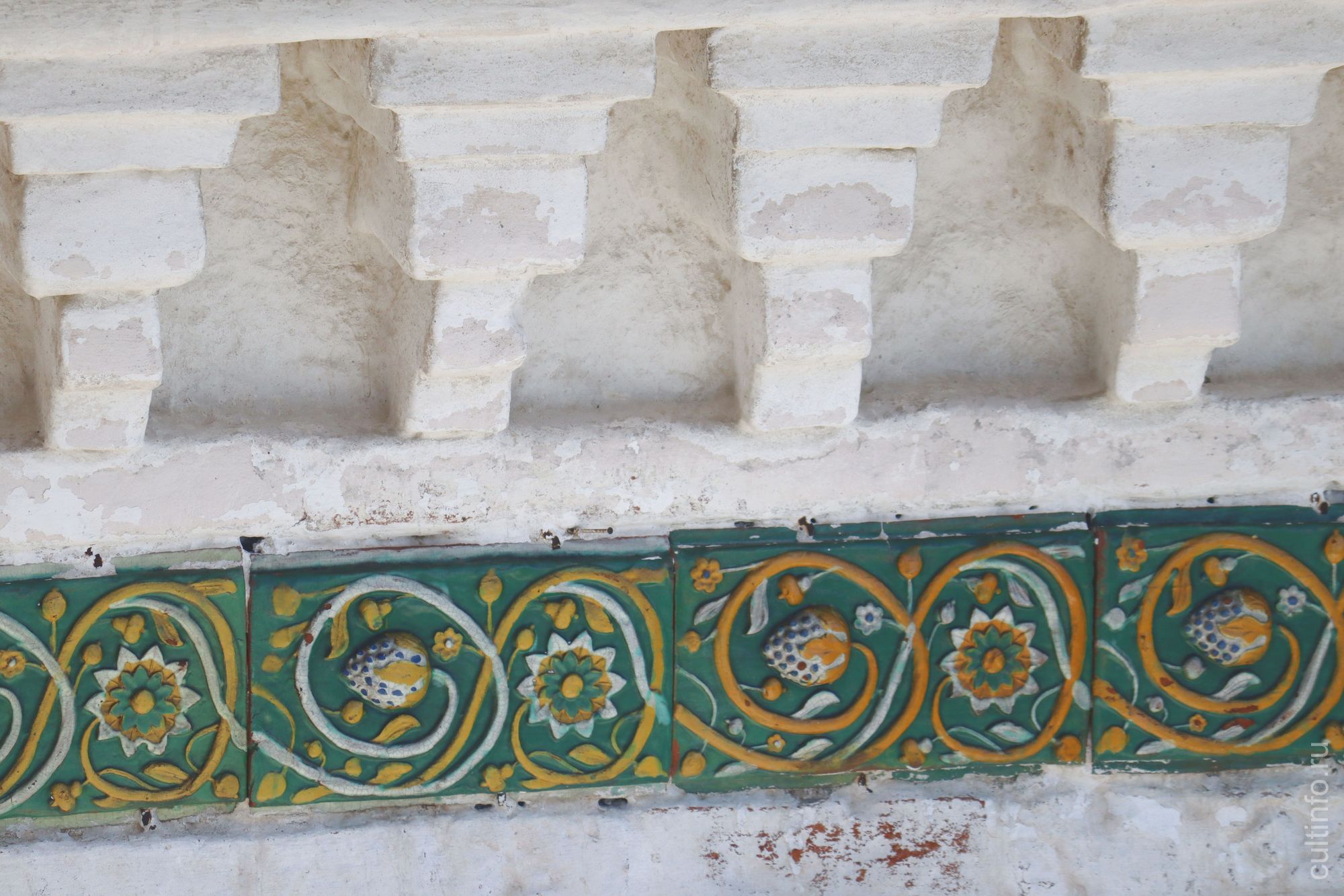 Фасад храма украшен зелеными изразцами с растительным орнаментом, что является редкостью для Вологды. 