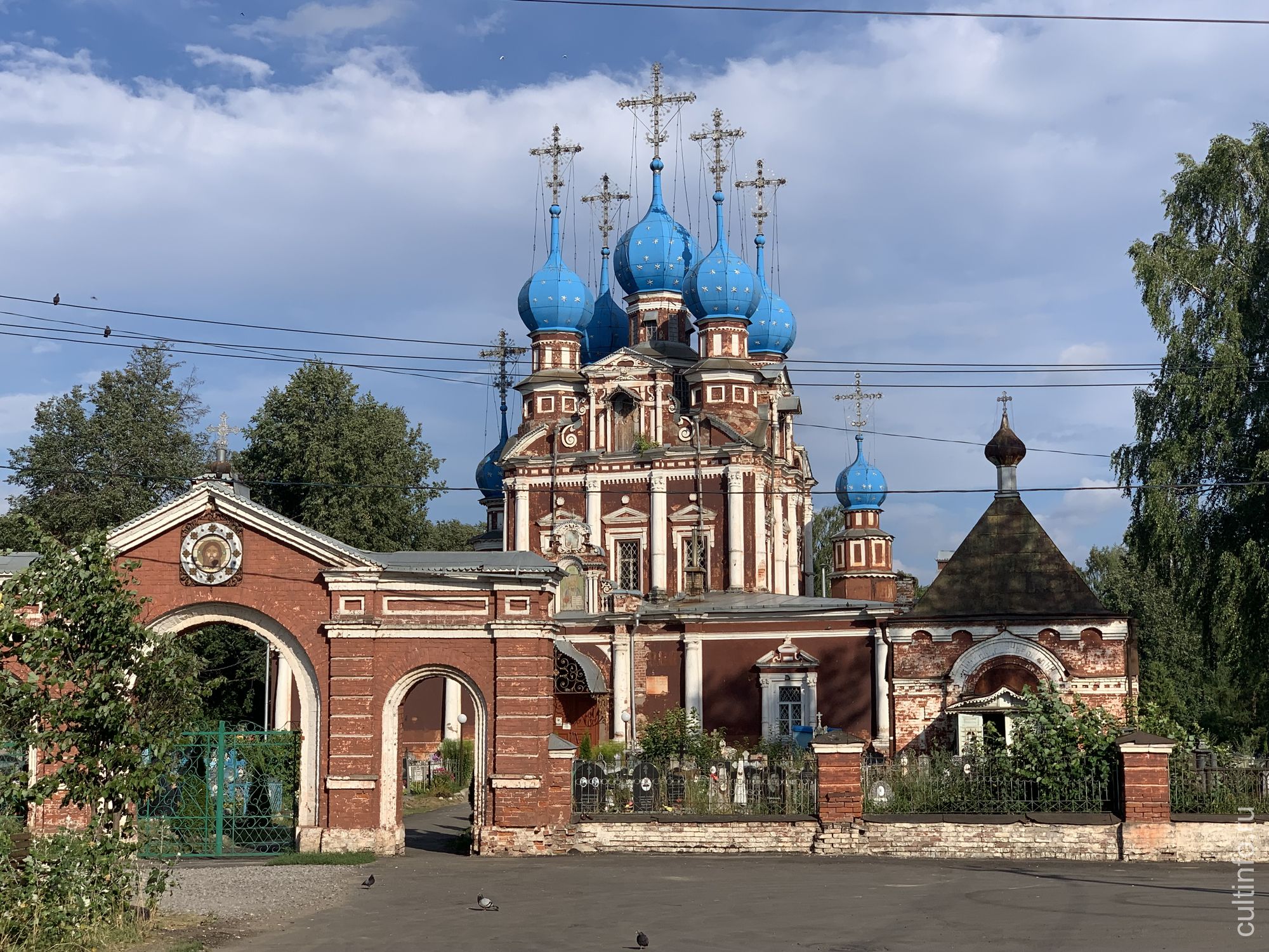 Церковь Казанской иконы Божией Матери – образец «строгановского барокко». Тоже 1694-й