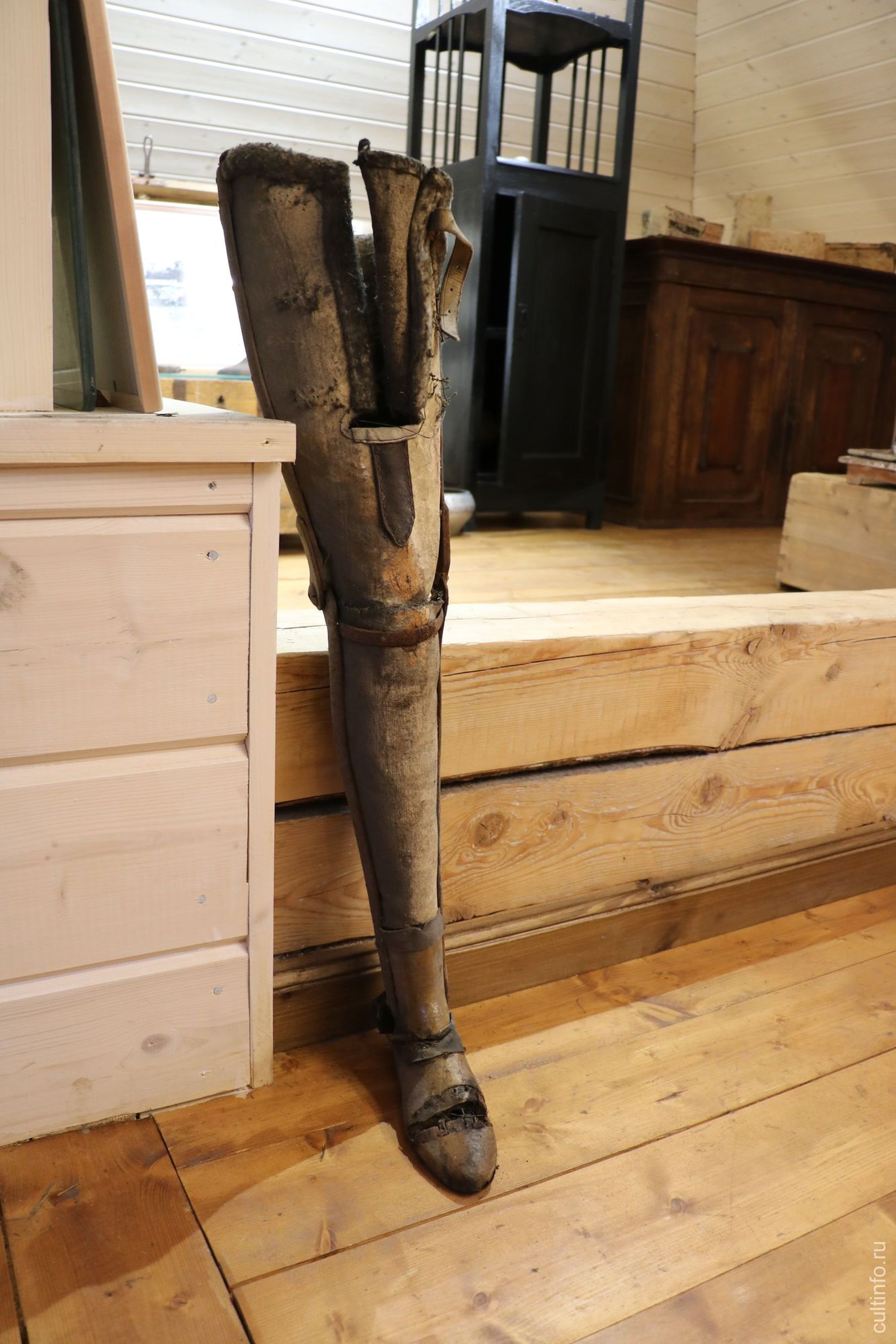 Знаменитый протез, обнаруженный под обшивкой стены дома Засецких