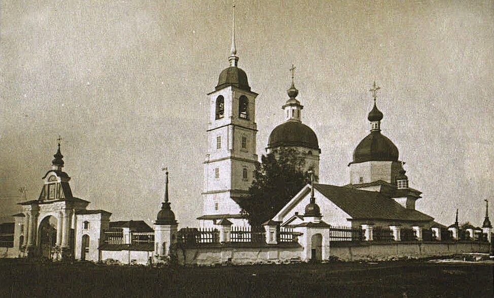 Крестовоздвиженская (справа) и Успенская церкви в Ухтоме.Фотография И.И. Тыкина. 1915 год. 