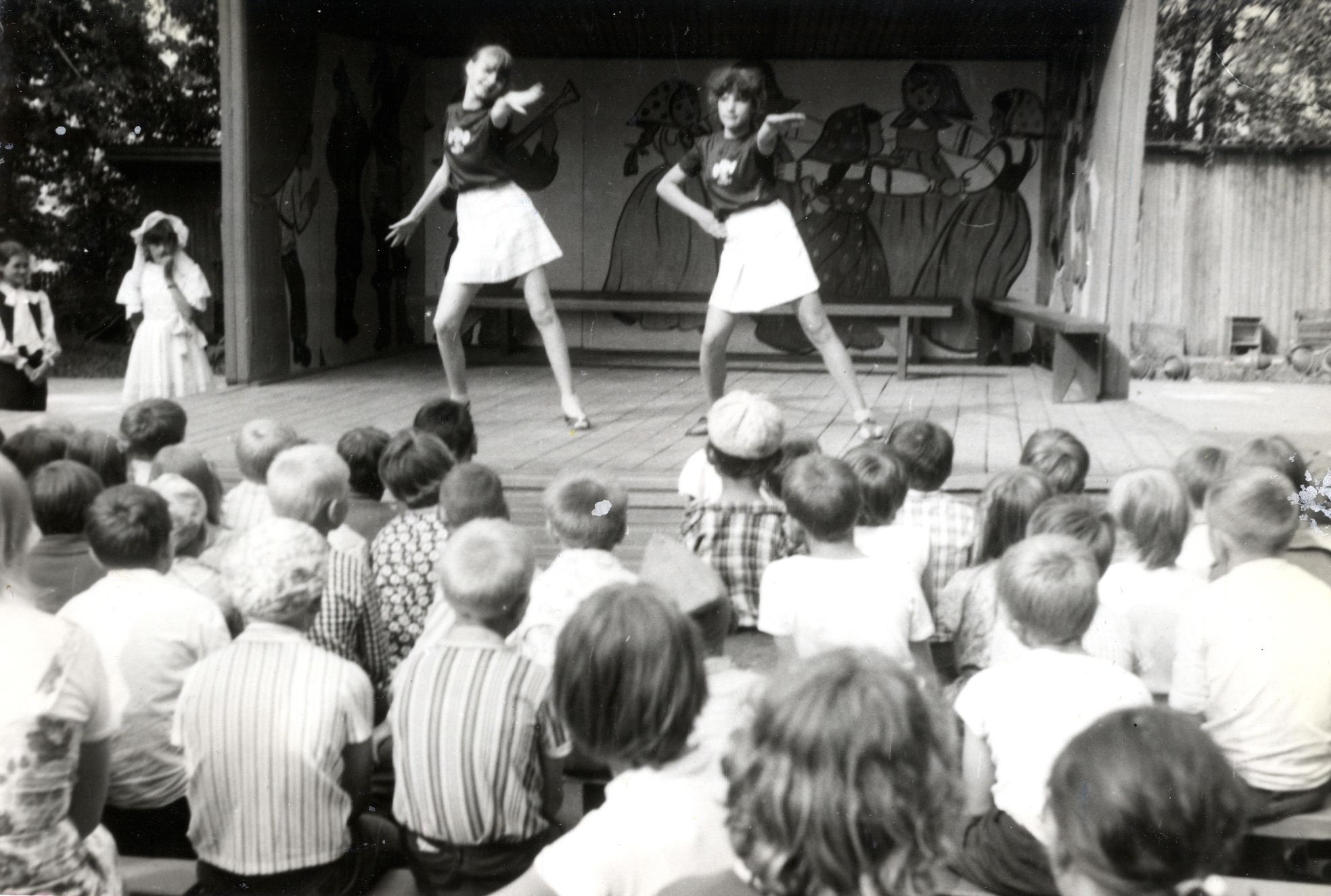 Областной архив новейшей политической истории представляет снимки юных артистов театра «Чебурашка»