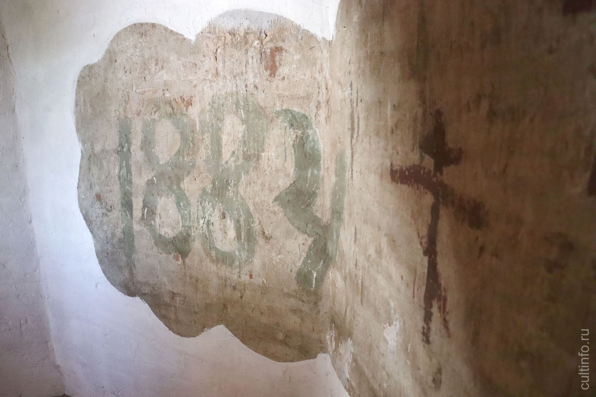 На стенах внутри колокольни реставраторы обнаружили надписи и изображения неизвестного происхождения. 
