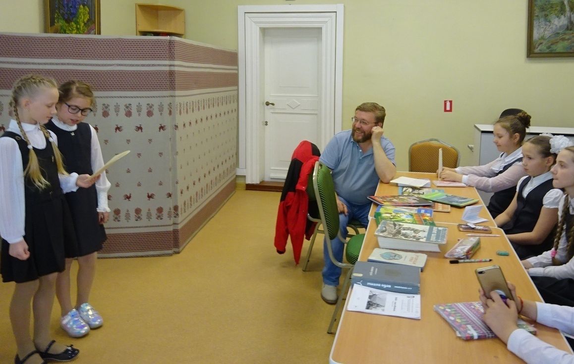 Дмитрий Ермаков на занятии клуба детского чтения. Фото из архива ВОДБ