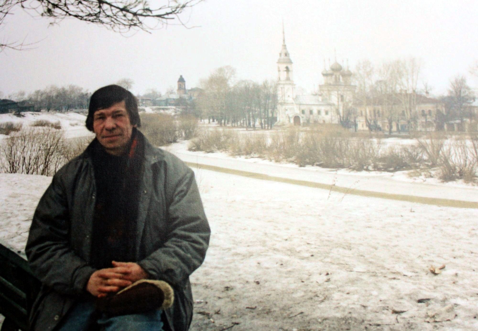 Евгений Соколов на набережной Вологды. 2004 год