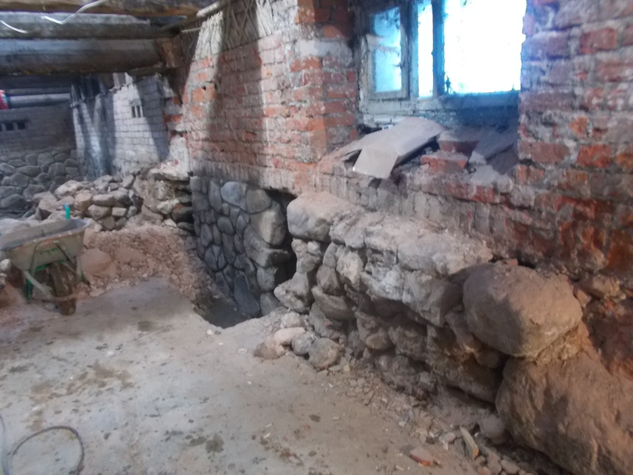 Подвал дома Бурлова в процессе реставрации. Фото из архива Константина Смирнова