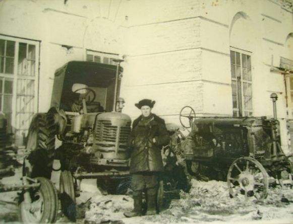 На фотографии, сделанной в 1960 году, Ордин Павел Евграфович, механик Ентальской МТС. Фотография из личного архива Александры Ординой.
