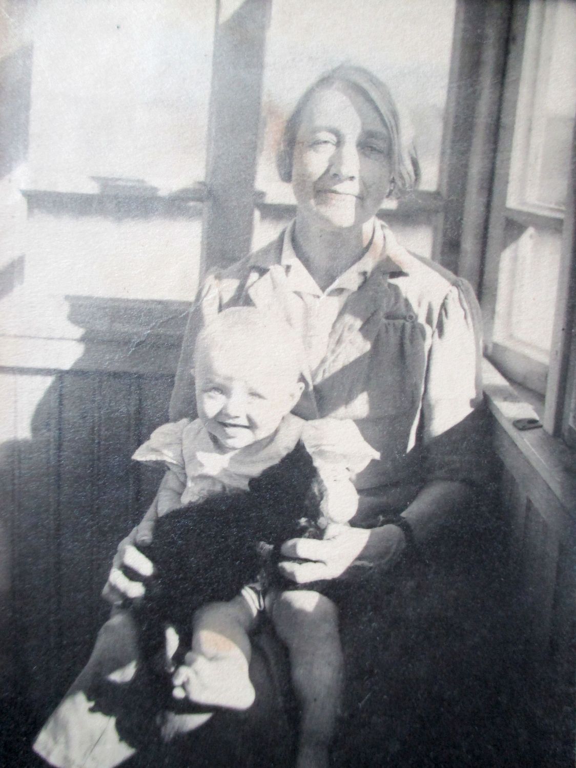 А.И. Цветаева с внучкой Ритой и кошкой на балконе дома в Печаткино, предположительно 1948г. Из архива О. Трухачёвой