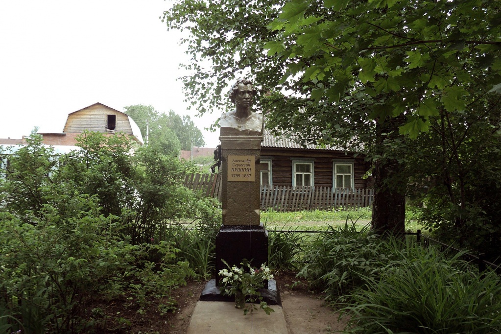 Памятник Александру Пушкину в Кадникове. Фото Кадниковской детской библиотеки