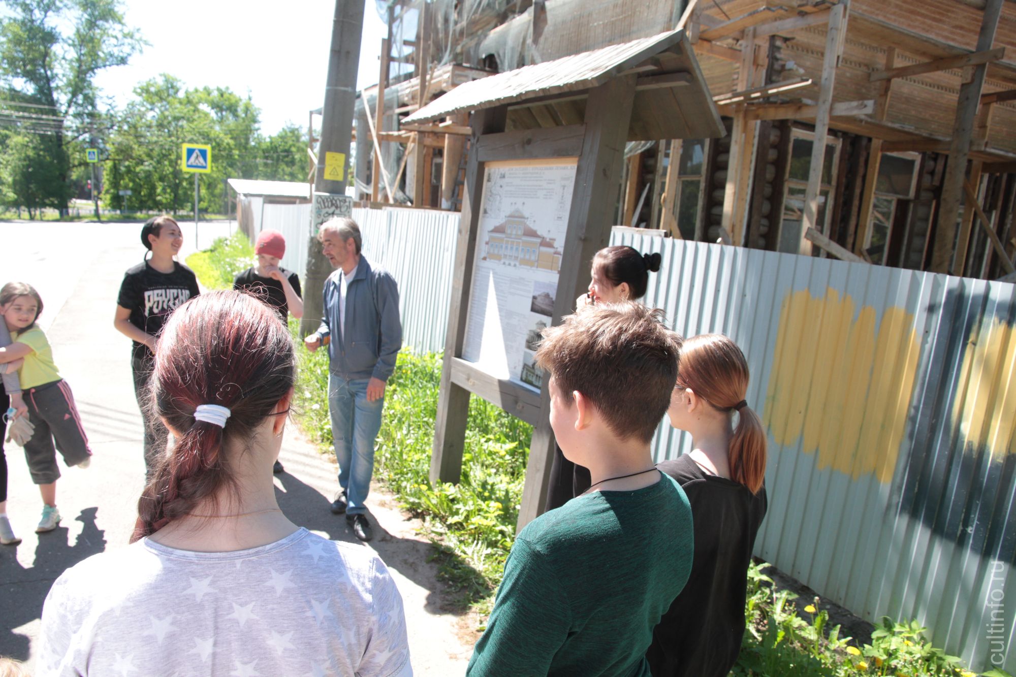 Реставраторы провели для юных актеров экскурсию по дому Засецких