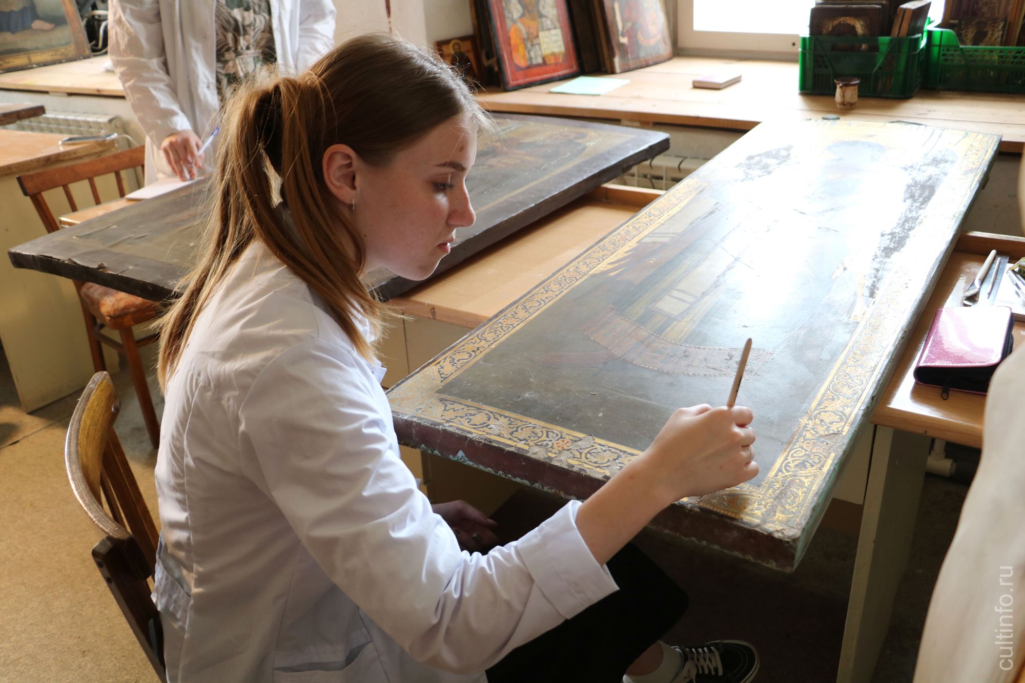 Студенты-реставраторы приступили к практике на иконах Спасо-Прилуцкого монастыря