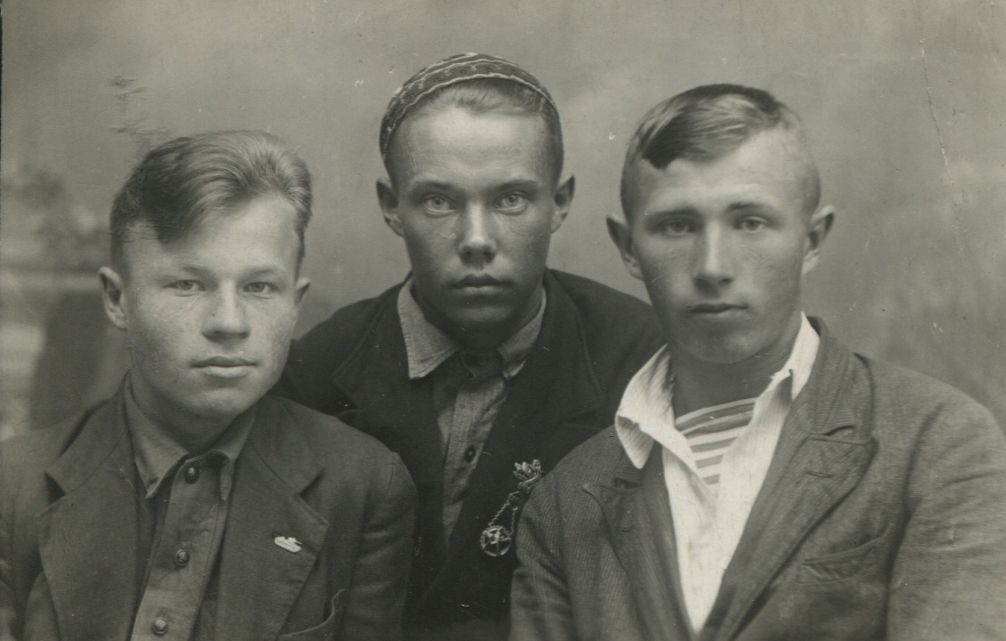 Сергей Орлов с школьными друзьями. 1930-е годы..jpg