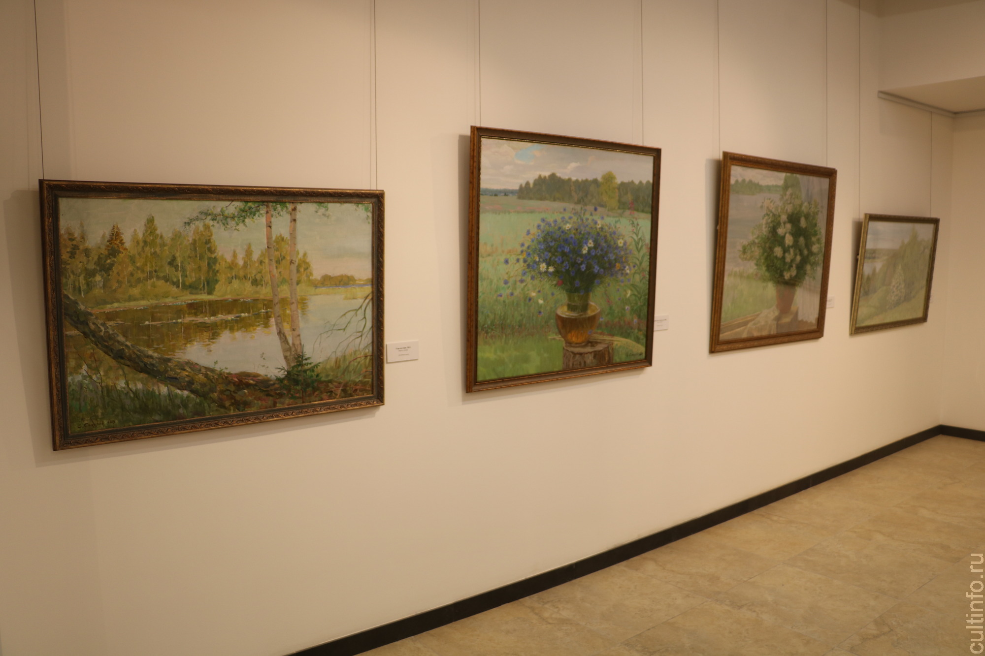 Красоту родного края показывает на юбилейной выставке вологодский живописец Евгений Соколов