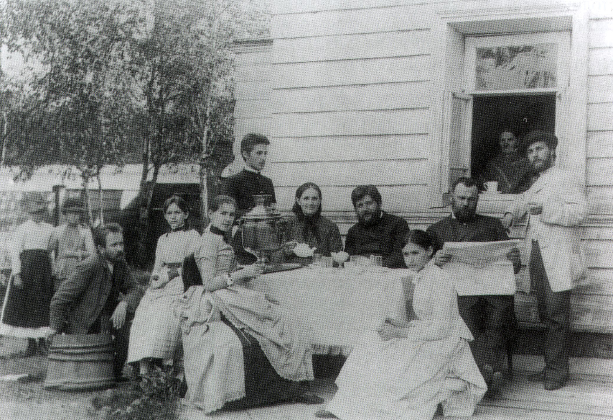 Алексей Евграфович Фаворский (крайний слева) во дворе дома среди друзей в г. Вологде 1887 г. 