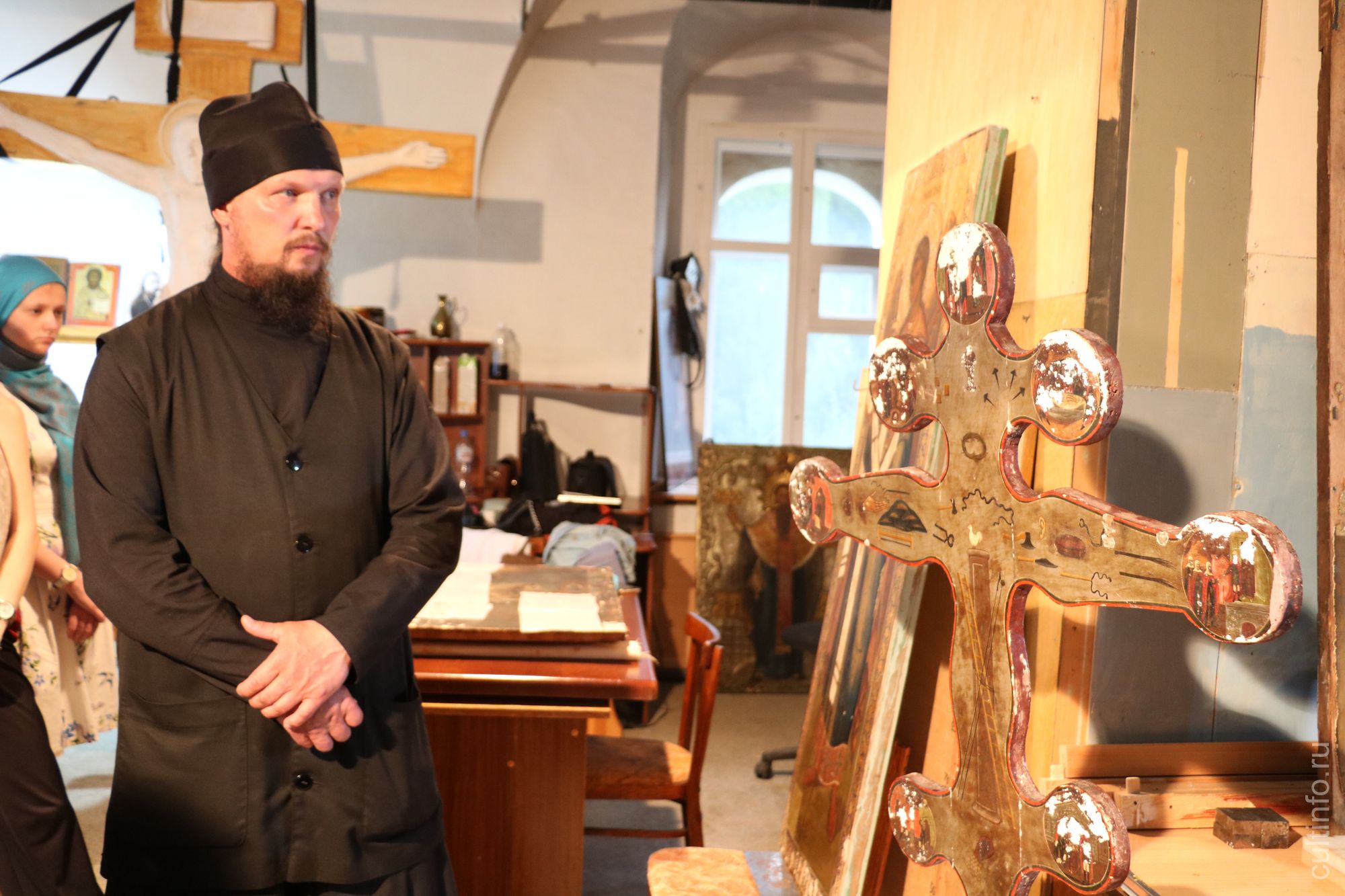 Работу реставраторов пришел оценить исполняющий обязанности настоятеля Спасо-Прилуцкого монастыря отец Мартиниан