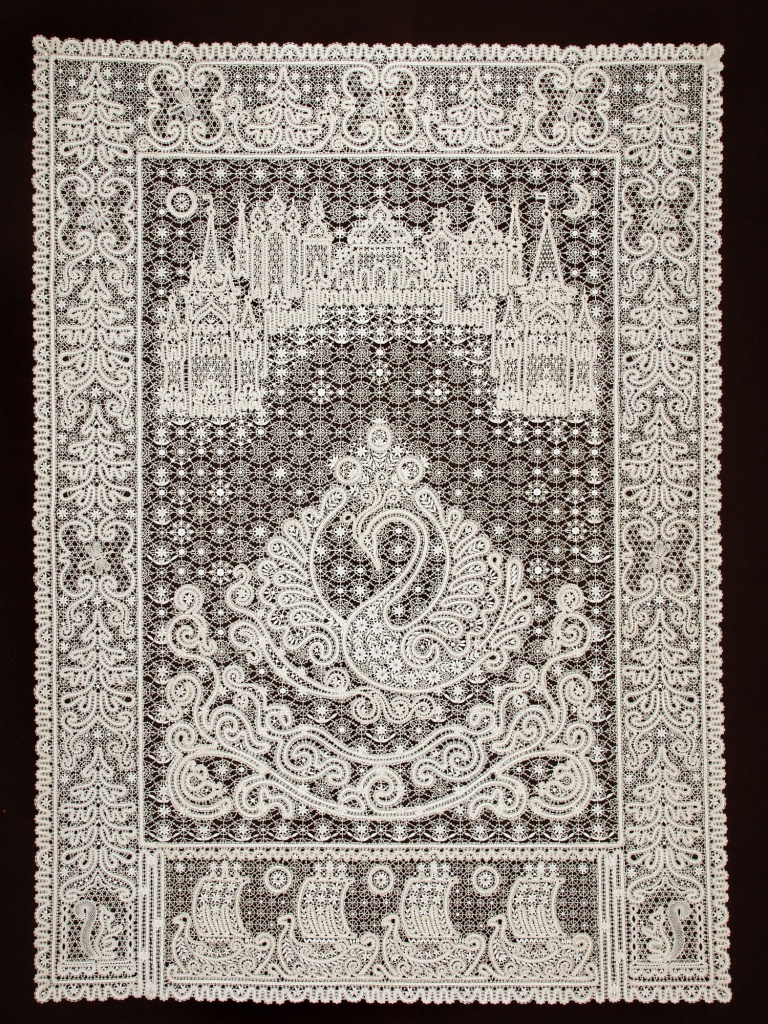 Г.Мамровская, Т.Смирнова. «Сказка о царе Салтане». 1999 год. Экспозиция Музея кружева (ВГИАХМЗ) Г.Мамровская, Т.Смирнова. «Сказка о царе Салтане». 1999 год. Экспозиция Музея кружева (ВГИАХМЗ)