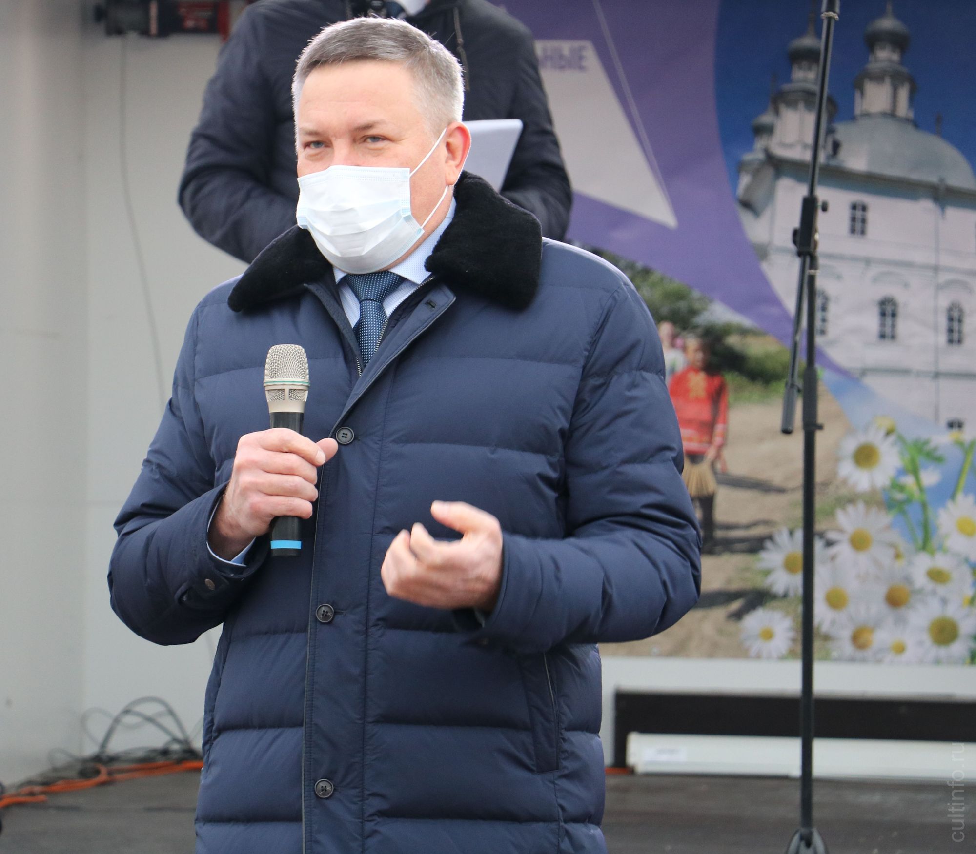Губернатор Вологодской области Олег Кувшинников вручил ключи от автоклубов представителям районов