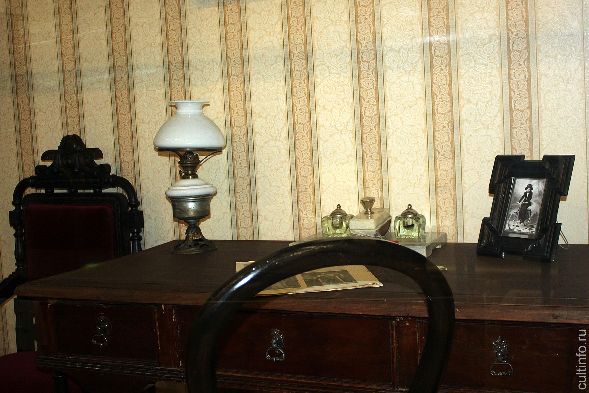 Кабинет мужчины: письменный стол, стул, кресло, секретерка
