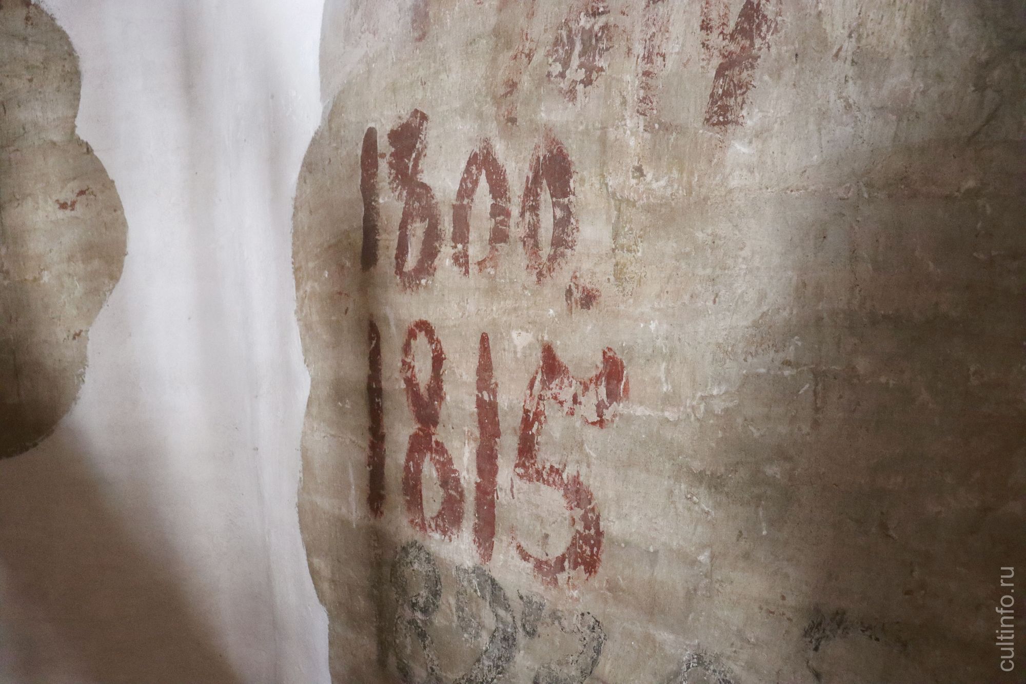 На стенах внутри колокольни реставраторы обнаружили надписи и изображения неизвестного происхождения. 