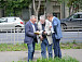 Скульптор Александр Кондуров (в центре) участвует в обсуждении деталей установки памятника Владимиру Корбакову. Фото ВОКГ