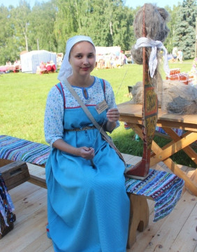 Светлана Плотникова проводит мастер-класс по плетению простых поясков