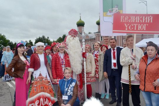 Дед Мороз и делегация из Великого Устюга посетили Русские Ганзейские дни и подарили организаторам уникальный сувенир