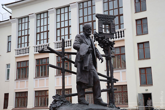 Памятник Василию Белову торжественно открыли в Вологде в день рождения писателя