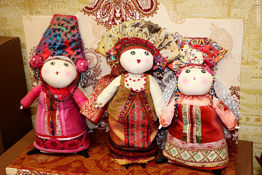 «Красной нитью…» проходят народные традиции в творчестве Татьяны Соколовой, чья выставка открылась в «Резном палисаде»