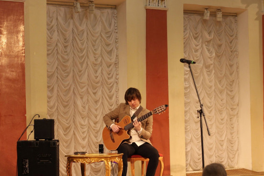 «О любви и не только» сыграл для вологжан московский гитарист Никита Болдырев