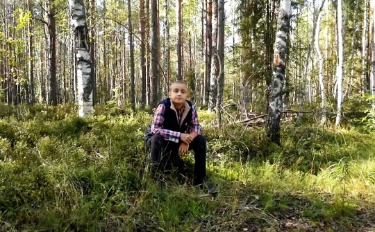 Третьеклассник Андрей Егоров из Череповца читает Белова в лесу