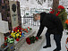 Дмитрий Климанов возлагает цветы на могиле Н. Рубцова