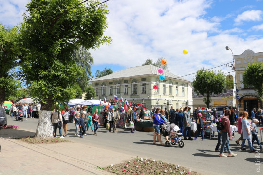 «Молочные традиции» почтили в Череповце ярмаркой, музейным праздником и рекордным бутербродом