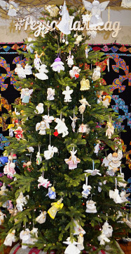 130 ангелочков украсили новогоднюю елку в «Резном палисаде»