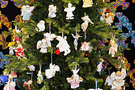 130 ангелочков украсили новогоднюю елку в «Резном палисаде»