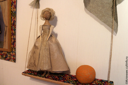 Создать себе сказочное настроение в канун Нового года приглашает «Мир забытых вещей», где работает выставка кукол Татьяны Мамоновой