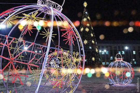 «Звездное небо», огромные елочные шары, световые фигуры: пять уличных локаций в Вологде для новогодних фотосессий