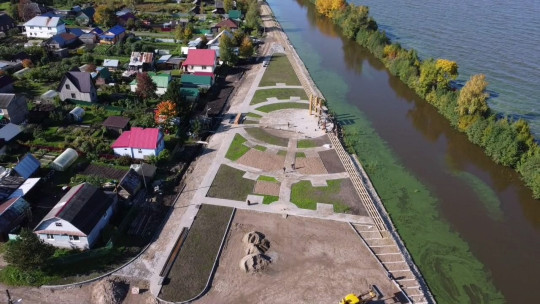 В Белозерске продолжаются работы по реконструкции набережной
