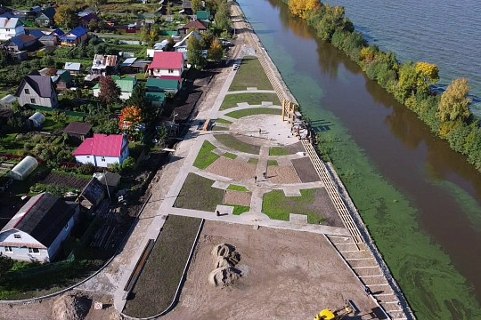 В Белозерске продолжаются работы по реконструкции набережной