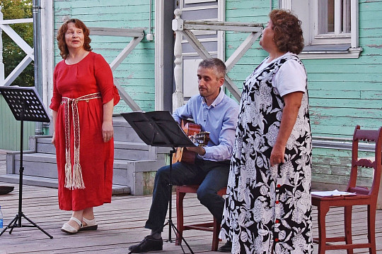 На летний дворовый концерт приглашает вологжан бард-группа  «Кудеса» 