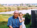 Александр Грязев с внучкой у деревенского дома. Село Борок. 1998. Фото из личного архива писателя