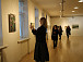 Питерский колорит и вологодский минимализм: выставка «Две + один» начала работу в галерее «Красный мост»