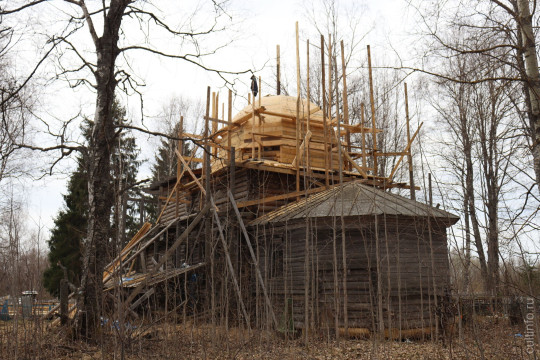 Деревянный храм со звездным «небом» спасают реставраторы в Вашкинском районе
