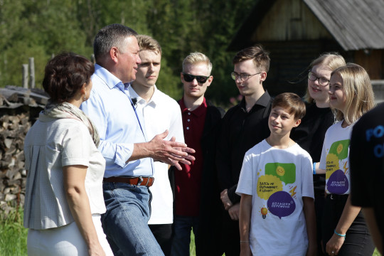 Путешествие вглубь истории: Губернатор Вологодской области провел для школьников экскурсию в музее «Семенково»