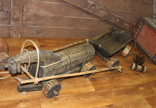Традиционная резьба по дереву и авторская деревянная игрушка представлены на выставке Алексея Безобразова 