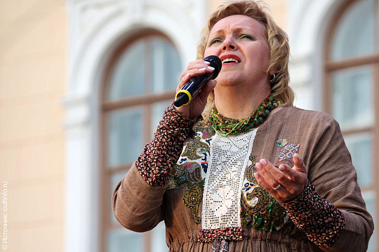 Музыкальную программу «Русское платье» представит певица Марина Кулакова