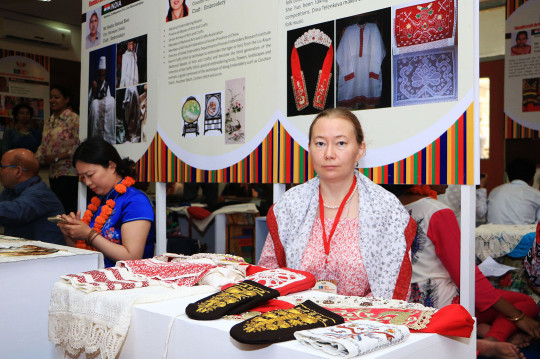 Традиционную вышивку представляет в Индии мастер народных художественных промыслов Вологодской области Дина Теленкова 