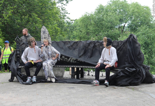 На набережной реки Вологды появился новый арт-объект «Скамейка» 