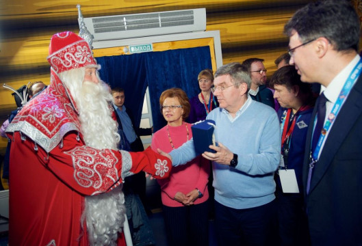 Президент МОК Томас Бах посетил резиденцию Деда Мороза в Сочи